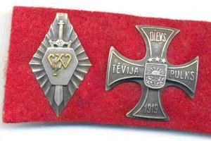 2 знака старой Латвии: полковик и за окончание училища