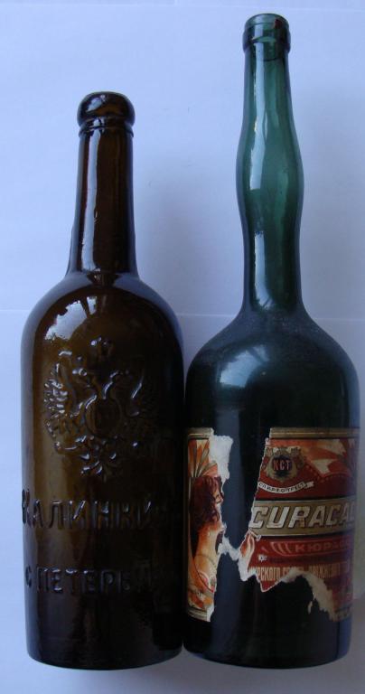 2 бутылки: Калинкинъ и Кюрасо.