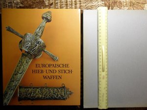 Книги и альбомы по холодному и огнестрельному оружию.