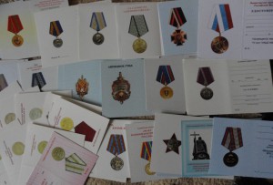 Удостоверения к общественным медалям по 10 рублей.