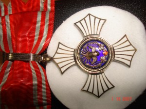 ПРОДАНО Орден Красного Креста 2 для женщин.