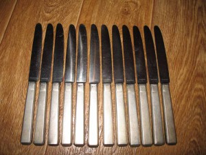 12 серебряных ножей.