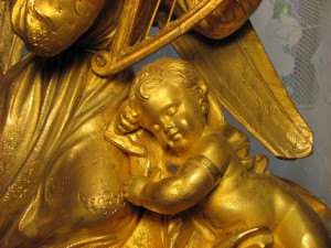 Каминные часы Ангел с младенцем. Франция.