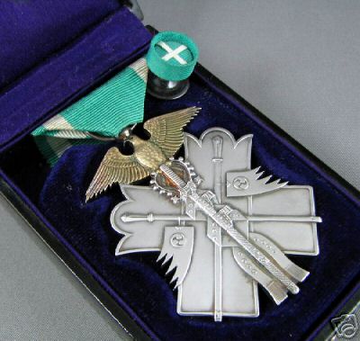 Орден Золотого Коршуна 7-го класса.