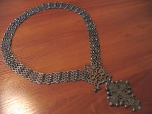 Серебрянный наперсный крест с цепью.