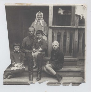 Довоенное фото: Подполковник с семьей в деревне