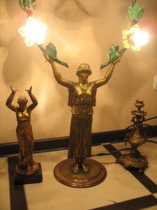 Статуя -светильник.Античная женщина с венком