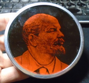 Ленин - оранжевый круглый медальон в металлической оправе