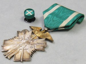 Орден Золотого Коршуна 7-й степени и чаша для саке к нему.
