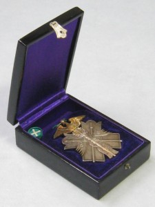 Орден Золотого Коршуна 7-й степени и чаша для саке к нему.