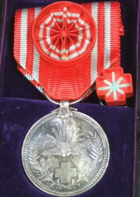 Медаль Красного Креста с розеткой в коробке.
