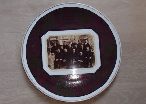 Тарелка Песочное с изображением коллектива фабрики
