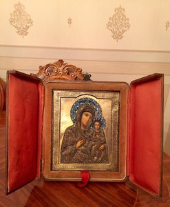 Икона Смоленской  Божией Матери, в окладе 84, скань, эмали.