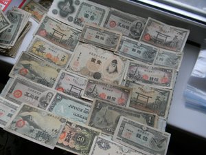 45 старинных банкнот Японии.