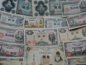 45 старинных банкнот Японии.
