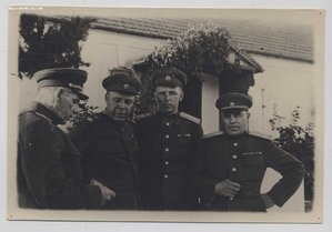 Маршал С.К. Тимошенко с генералами, послевоенное фото