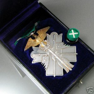 Орден Золотого Коршуна 7-го класса с розеткой в коробке.