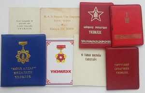 Документы к медалям, значкам и орденская книжка.