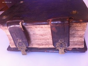 Старинная церковная книга в кожаном переплёте.