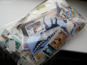 5000++почтовых марок в закрытом пакете.