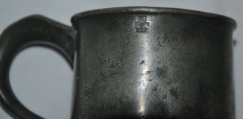 Антикварная металлическая чашка.
