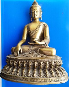 Большая статуэтка Будды.