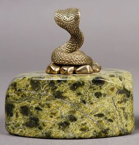 миниатюрная статуэтка кобра,бронза на змеевике
