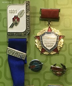 Продается коллекция спортивных медалей и знаков СССР.