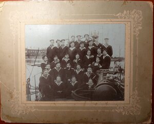 Групповое фото части экипажа эсминца Мощный.