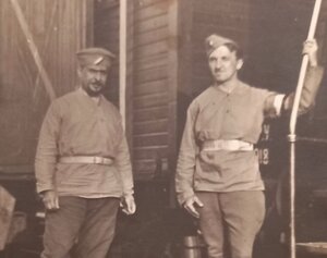 Белочех и Русский солдат , у вагона поезда. 1918 год.