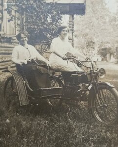Две дамы на мотоцикле с коляской