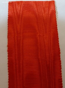 Красная муаровая лента, ширина 28 мм на квадроколодки