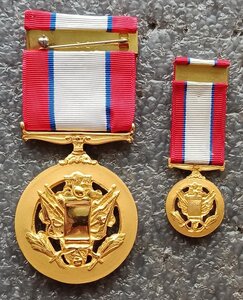 Медаль Армии За выдающуюся службу с миниатюрой США