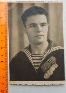 Две фотографии с медалью Ушакова