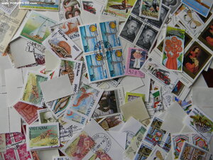 1 килограмм почтовых марок и блоков.