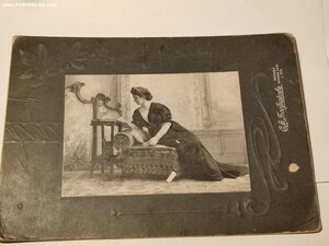 Фото Дама на диване читает. Декабрь 1908г. Москва Бобриков