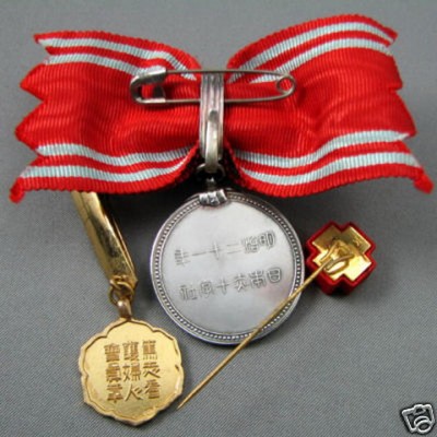 Медаль Красного Креста со значком и розеткой.