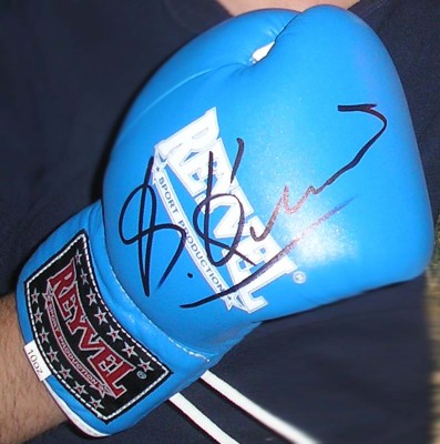 боксерские перчатки с автографом Кличко.