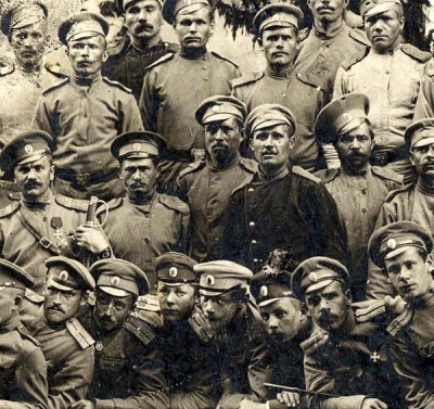 Групповое фото солдат и офицеров, некоторые с крестами. 1916