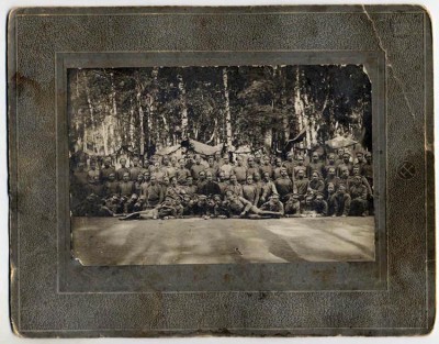 Групповое фото солдат и офицеров, некоторые с крестами. 1916