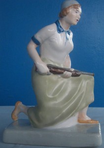 "Девушка с ружьём" агитационный фарфор.