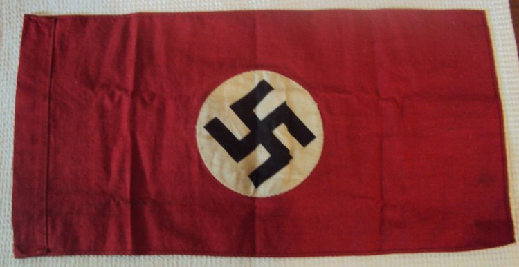 Флажок со свастикой для демонстраций.