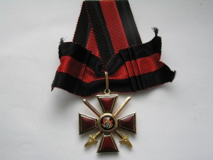 Владимир 4-й с мечами в золоте.