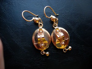 Кучка ювелирных изделий из золота