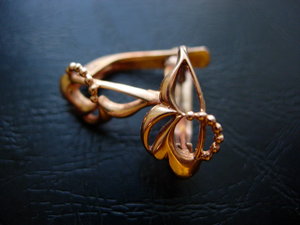 Кучка ювелирных изделий из золота