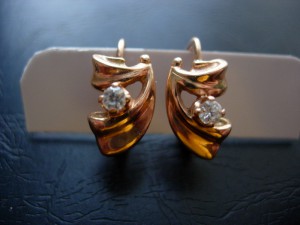 Кучка ювелирных изделий из золота