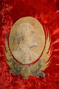 Знамя бархатное, шитое кому?