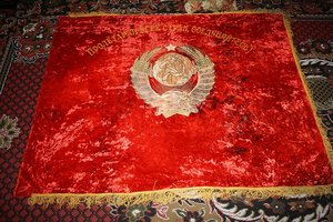 Знамя бархатное, шитое кому?