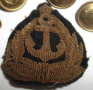 Шитая кокарда Речфлота, пуговки и веточка.