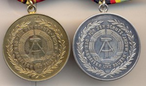 Две серебряных медали ГДР.